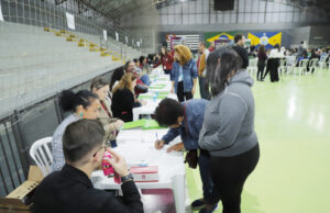Moradores do Conjunto dosPinheiros recebem títulos de quitação de imóveis da Sehab Barueri