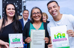 Prefeitura entrega títulos de regularização fundiária a moradores do Conjunto Vila Nova
