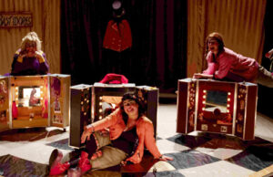 Três palhaças relembram a relação conflitantecom patrão em peça no Teatro Municipal de Itapevi