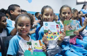 Projeto de literatura inclusiva entrega coleções de livros voltados para estudantes com deficiência em Osasco