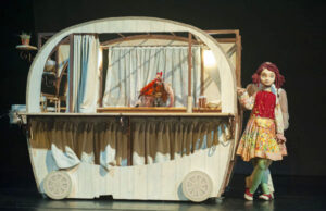 Peça gratuita mostra aventuras de Rosa, uma menina que viaja com o circo e sonha voar