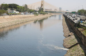 Mancha de poluição cresce e atinge 207 quilômetros do rio Tietê