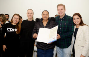 Depois de 20 anos, CDHU entrega títulos de regularização a moradores do Residencial das Flores, em Itapevi