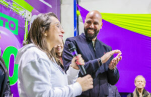 Gerson Pessoa anda pelo calçadão ao lado da presidente do Podemos, Renata Abreu