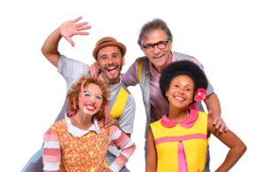 Boneca ensina a Menina Flor novas formas de brincar no CEU José Saramago