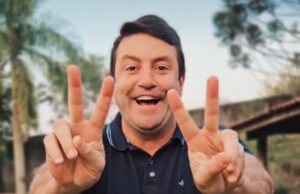 ‘Teatro’ das eleições coloca novamente Elvis Cezar no poder em Santana de Parnaíba