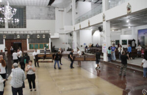 ‘Procissão dos bancos’ concretiza mudança da Catedral de Santo Antônio para igreja provisória