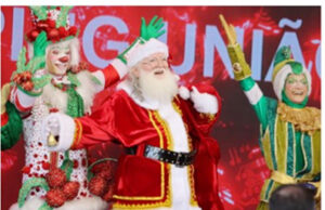 Papai Noel chega de helicóptero e posa para fotos no Shopping União de Osasco