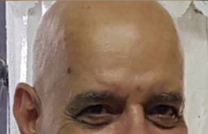 Tiko Lee autografa Coletânea Literária em Feira do Livrode Porto Alegre