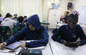 Governador sanciona lei que proíbe uso de celulares em escolas públicas e particulares de São Paulo