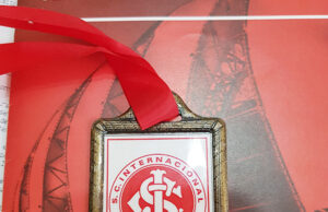 Poeta Tiko Lee recebe medalha no Sul do país