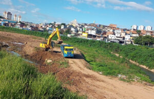CCR RodoAnel promove limpeza de córregos e piscinões para prevenir alagamentos em Osasco e Carapicuíba