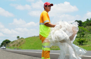 CCR ViaOeste recolhe lixo e reforça campanha de conscientização sobre o descarte irregular nas rodovias