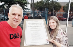 Placa de Clécio Soldé já ocupa lugar de destaque em frente ao Paço de Jandira