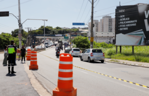 Barueri e Carapicuíba trabalham em conjunto para reparar ponte na divisa entre as duas cidades