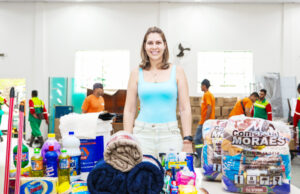 Depois de receber doações do governo do Estado, Gerson e Gabi Pessoa entregam kits a famílias do Santa Rita