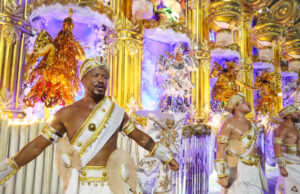 Beija-Flor homenageia ex-diretor, se despede de Neguinho e fatura 15º título do carnaval do RJ