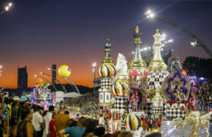 Rosas de Ouro desfila ‘a grande jogada’ e conquista oitavo título do carnaval de São Paulo