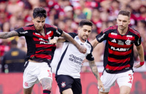 Flamengo goleia Corinthians e está no topo do Brasileirão 2025