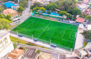 Reformas do Osasquinho são entregues com gramado sintético e luminárias de LED