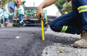 Trecho de 500 metros da estrada Diego Dias, em Itapevi, levará 60 dias para ser asfaltado pela Prefeitura