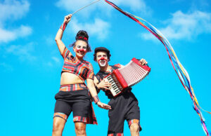 Palhaços mostram graça em van estacionada na Praça da Aldeia de Carapicuíba
