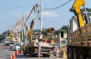 Após remanejamento de postes, Prefeitura de Carapicuíba retoma obras de duplicação da avenida São Camilo
