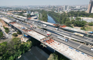 ‘Beijo’ marca concretagem de nova ponte nas marginais da Castello Branco