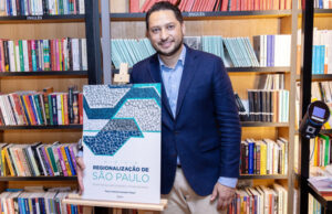 Sessão de autógrafos marca lançamento de novo livro de Marco Vinholi