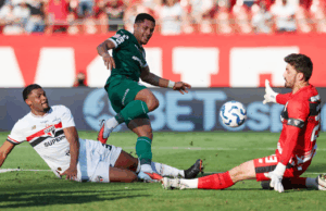 Palmeiras vira líder do Brasileirão 2025 com virada e polêmica no Morumbi