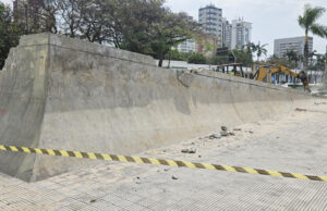 Prefeitura derruba rampa ‘enigmática’ instalada em frente ao Paço de Osasco