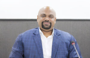 Lei existe desde 2018 e vereador cobra Prefeitura para responsabilizar empresas sobre cabos nos postes