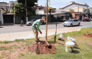Praça no Jardim Belval recebe ação da Sema para o plantio de 35 novas mudas