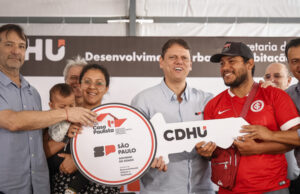 Famílias retiradas da Vila Municipal e Porto de Areia recebem chaves de novos apartamentos em Carapicuíba