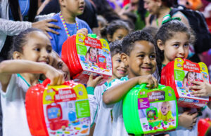 Osasco entrega mais de 70 mil brinquedos a alunos da rede de ensino