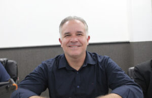 Naldo aponta irregularidades em instalação do piso tátil no Calçadão