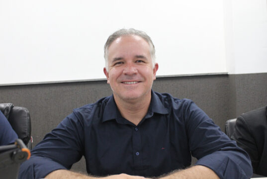 Naldo aponta irregularidades em instalação do piso tátil no Calçadão