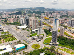 Cantora Mari Fernandez faz show gratuito pelos 77 anos de Barueri