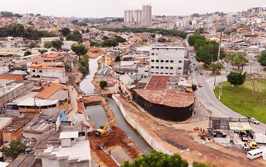 Obras no Maria Helena seguem ritmo previsto para ações de combate às enchentes do rio Cotia