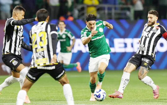 Do alto do mastro do Brasileirão 2026, Palmeiras recebe Santos, que caminha na prancha
