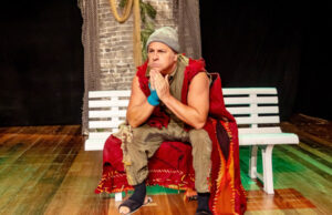 Jovem psiquiatra defende abordagem mais humana aos pacientes em peça no Teatro Glória Giglio