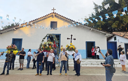Tradição da época dos jesuítas, Aldeia de Carapicuíba recebe nova edição da Festa de Santa Cruz