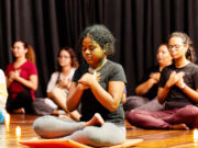 Sextas-feiras em Itapevi têm aulas grátis de yoga e dança do ventre