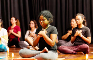 Sextas-feiras em Itapevi têm aulas grátis de yoga e dança do ventre