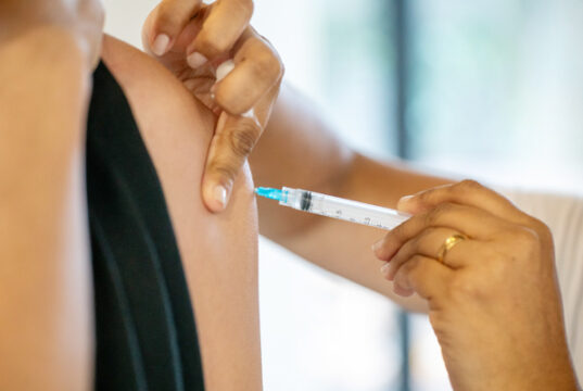 Saúde disponibiliza vacina contra gripe para o público geral em todo o Estado de SP