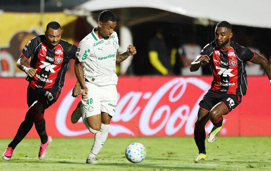 Palmeiras goleia em Salvador e deixa Flamengo mais longe
