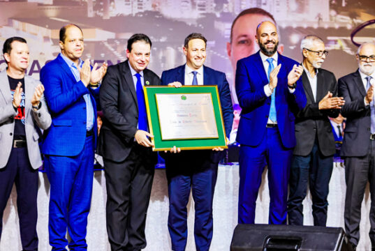 Legislativo osasquense homenageia Guilherme Derrite em cerimônia coma presença do Prefeito Gerson Pessoa