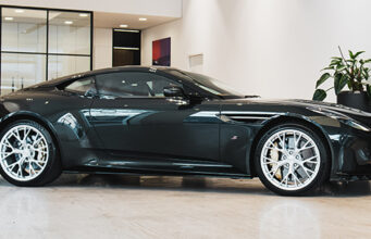 Modelo S do Aston Martin DB12 chega ao Brasil