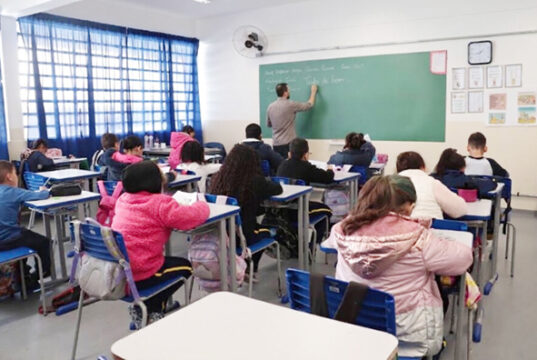 Carapicuíba encerra inscrições para Prêmio Educador Exemplar 2026