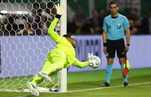 Carlos Miguel pega pênalti e leva Palmeiras à oitava final de Libertadores
